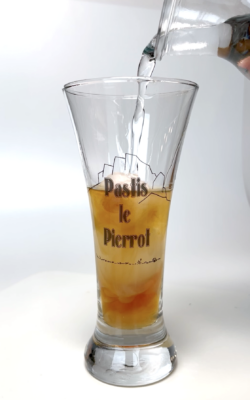 Effet louche du pastis lors de l’ajout d’eau dans un verre